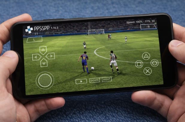 Match de football sur smartphone Android avec interface PPSSPP visible dans PES 2016